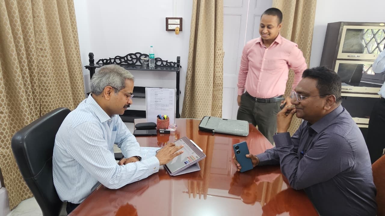 स्व-गणना का शंखनाद, प्रमंडलीय आयुक्त ने टैब से खुद दर्ज की अपनी जानकारी