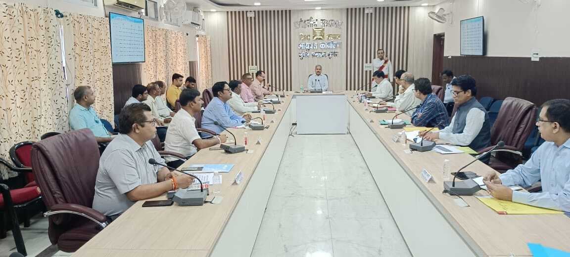 विकासात्मक योजनाओं के नियमित समीक्षा के साथ अधिकारी करें स्थल निरीक्षण : आयुक्त