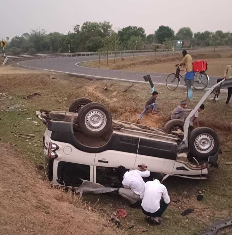 मारगोमुंडा: अनियंत्रित होकर स्काॅर्पियो पलटी, चालक बाल-बाल बचा