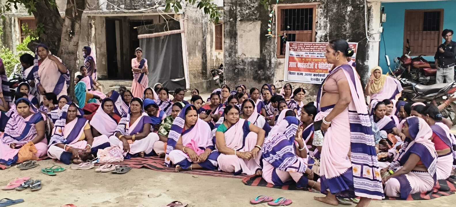 नौ माह से लंबित प्रोत्साहन राशि की मांग के ले आशा ने किया धरना-प्रदर्शन