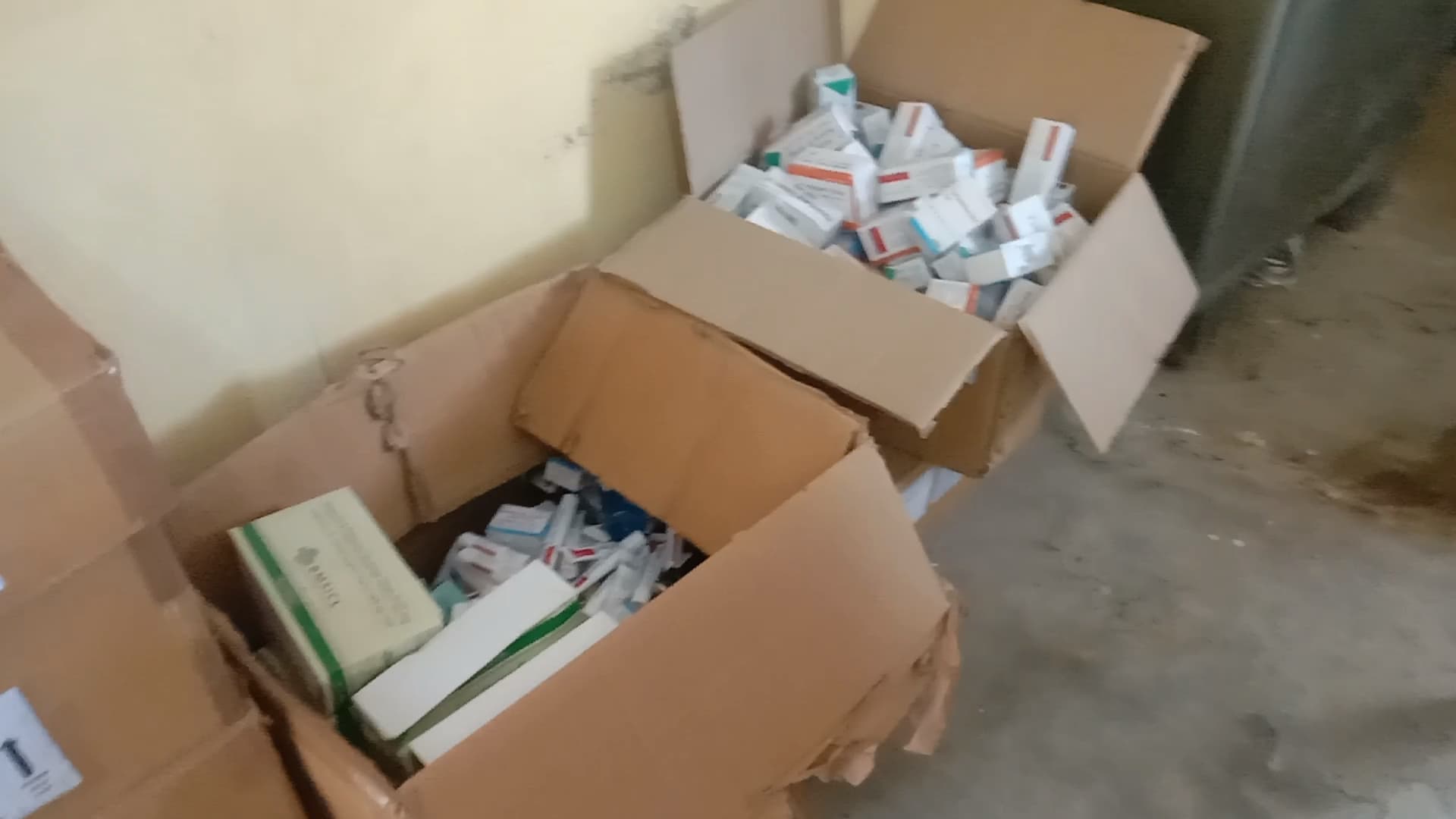 वार्ड में बिखरी दवा, स्टोर में ताला, एएनएम के भरोसे सफाई व्यवस्था