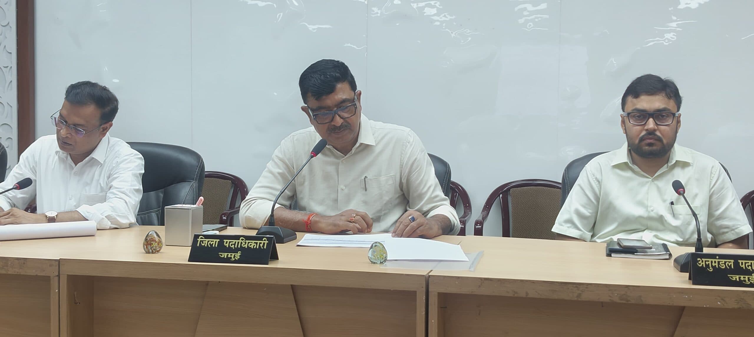 प्रत्येक सोमवार व शुक्रवार अनिवार्य रूप से चलेगी कोर्ट कार्यवाही : डीएम