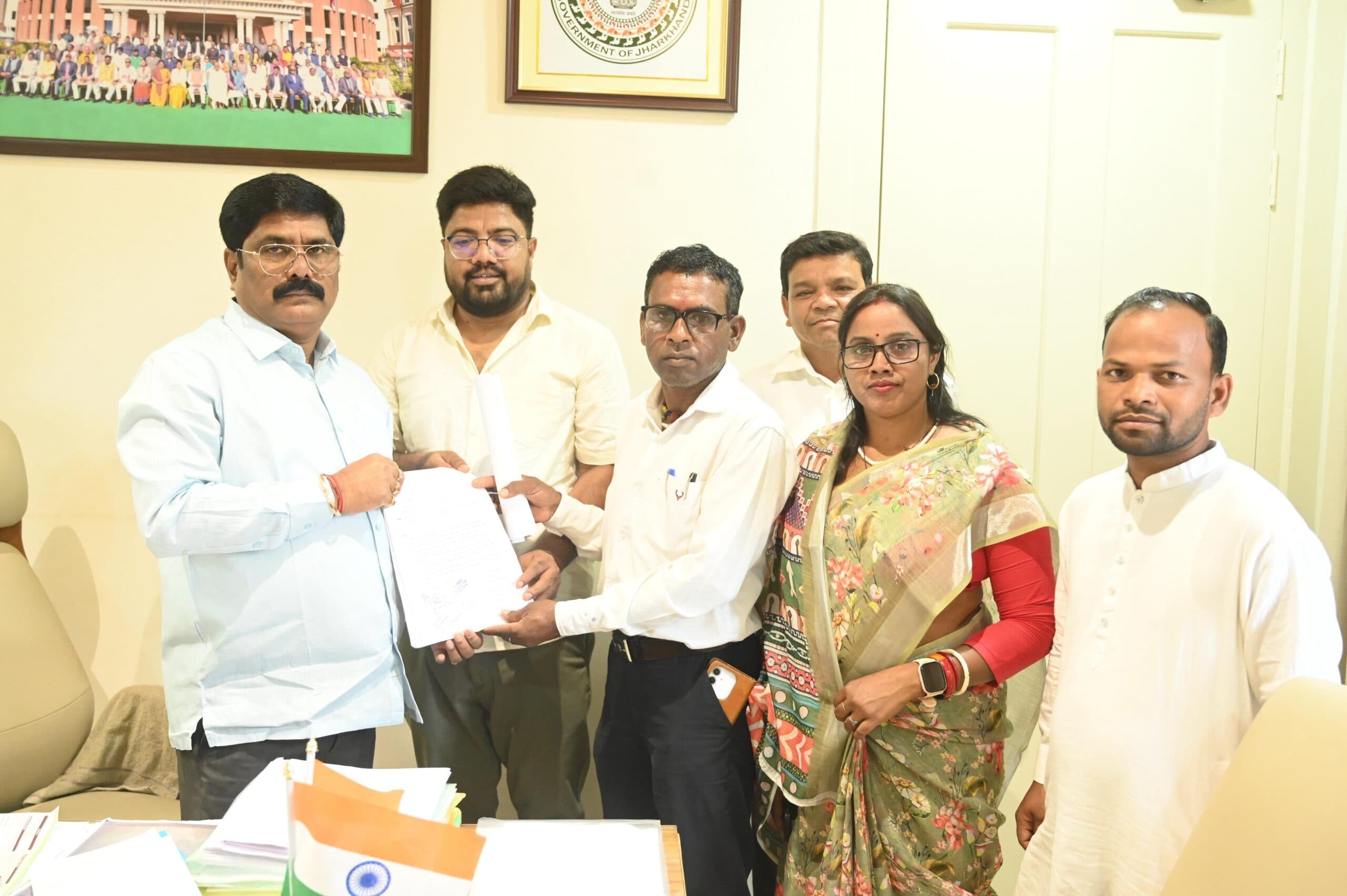 Bokaro News : लिंक रोड की मांग को लेकर मंत्री को सौंपा ज्ञापन