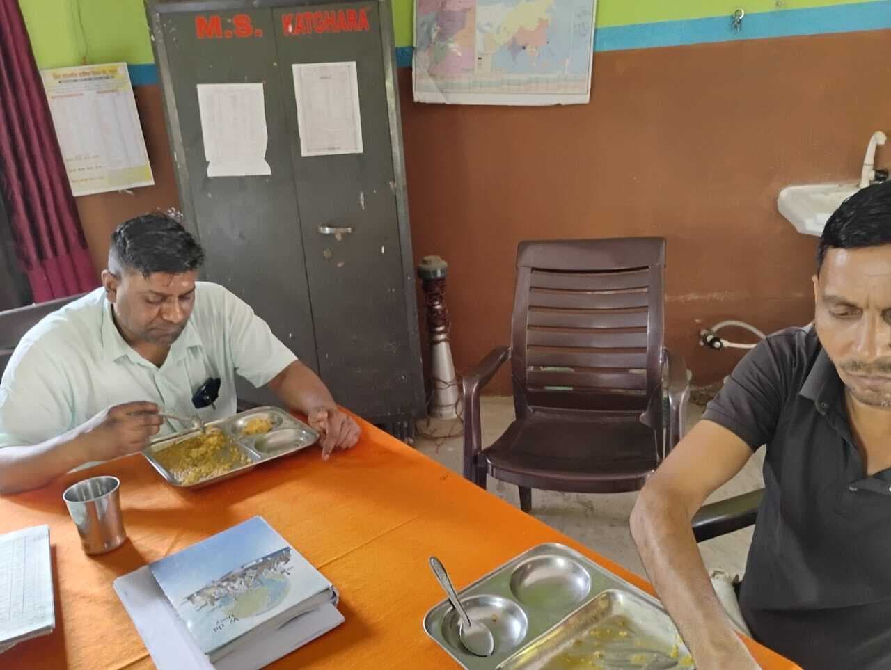 एमडीएम डीपीओ ने बच्चों संग चखा मध्याह्न भोजन का स्वाद