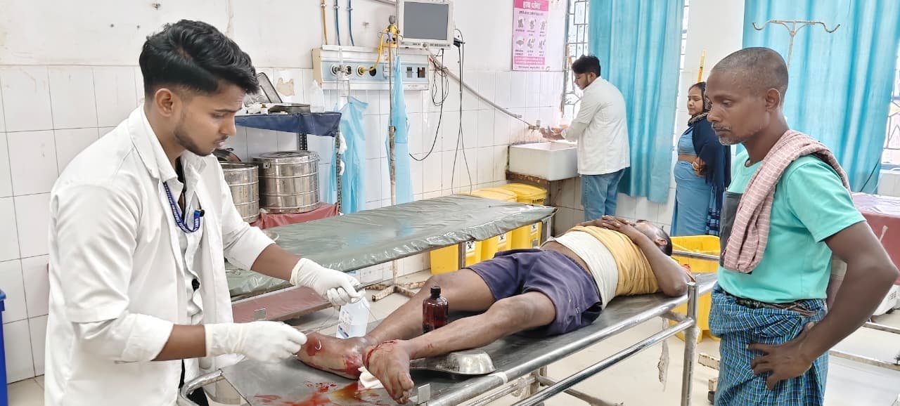 नीरा उतारने में ताड़ के पेड़ से गिरा युवक, टूटा पैर