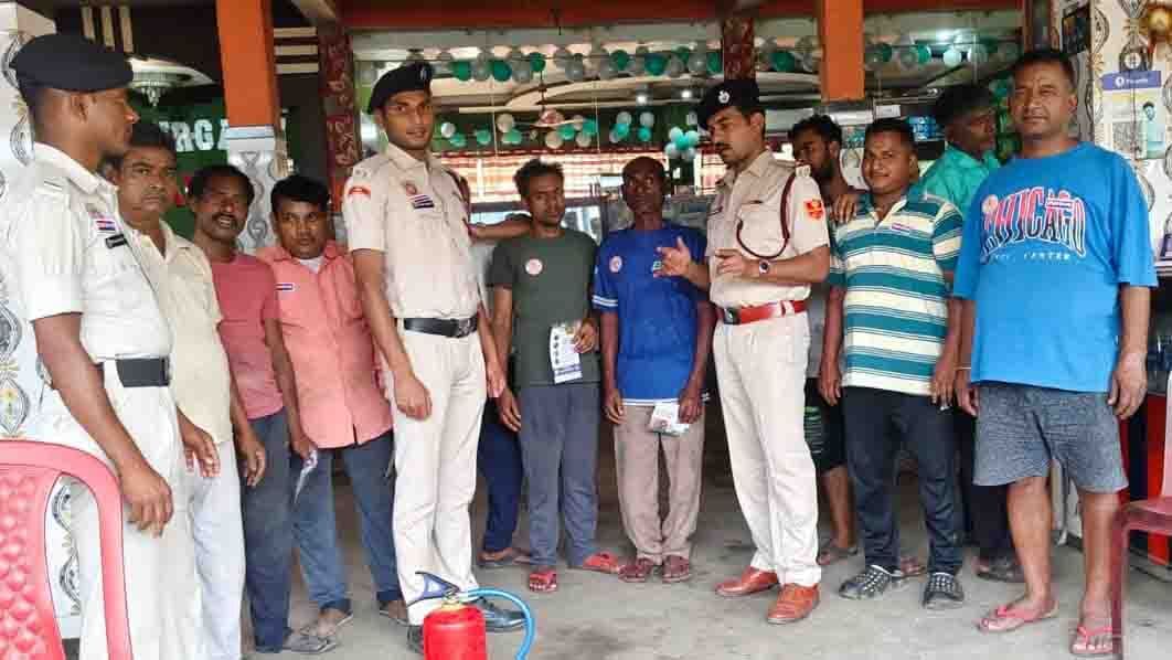 मीरगंज में मॉक ड्रिल कर ग्रामीणों को बताए गये अगलगी से बचाव के उपाय