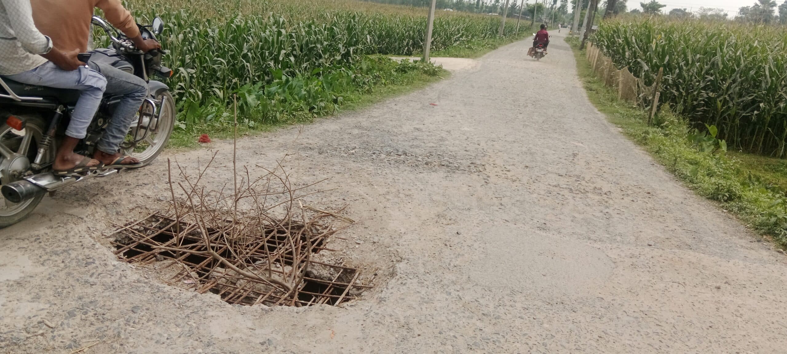 बनेली बाजार सड़क पुल टूटने से आवागमन हुआ मुश्किल