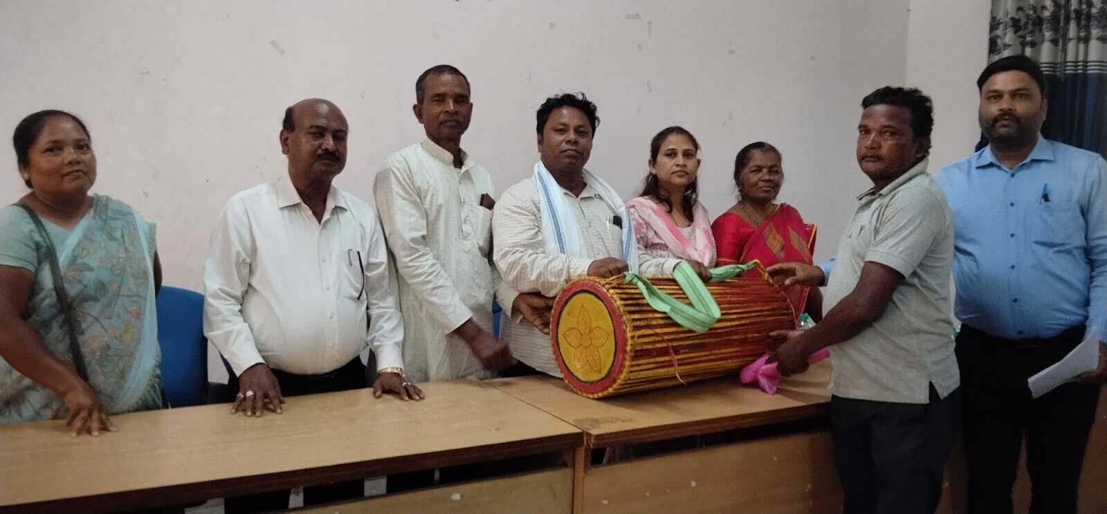 ग्राम प्रधानों के बीच वाद्ययंत्र का किया गया वितरण