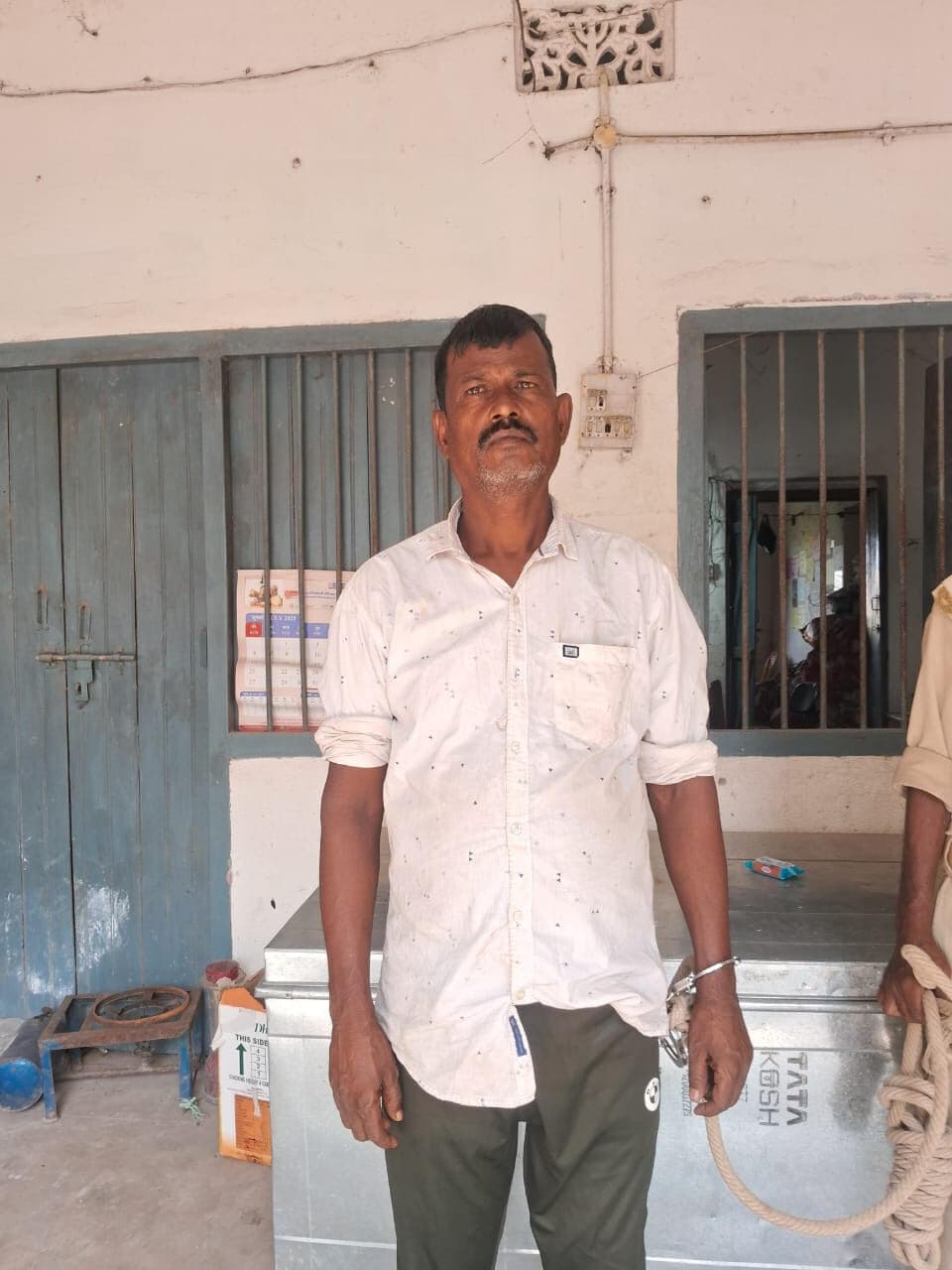 68 लीटर विदेशी शराब के साथ तस्कर गिरफ्तार, दो टोटो व एक बाइक जब्त