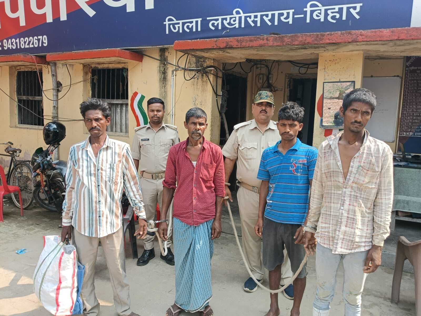 रात के अंधेरे में पथुआ दियारा में शराब की भट्ठी पर पुलिस का छापा, चार तस्कर गिरफ्तार