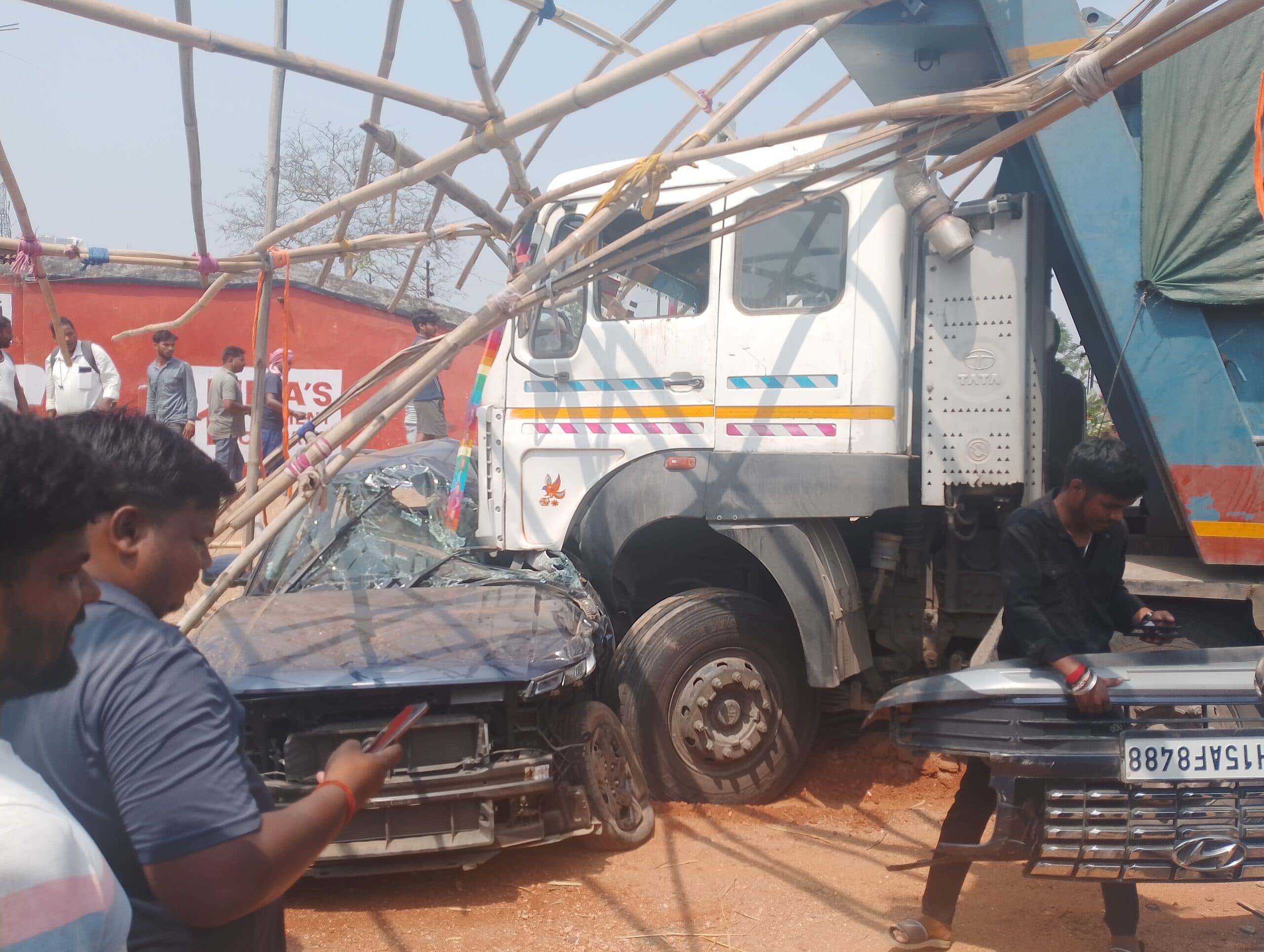 हाइवा व कार में टक्कर, वृद्ध गंभीर रूप से घायल