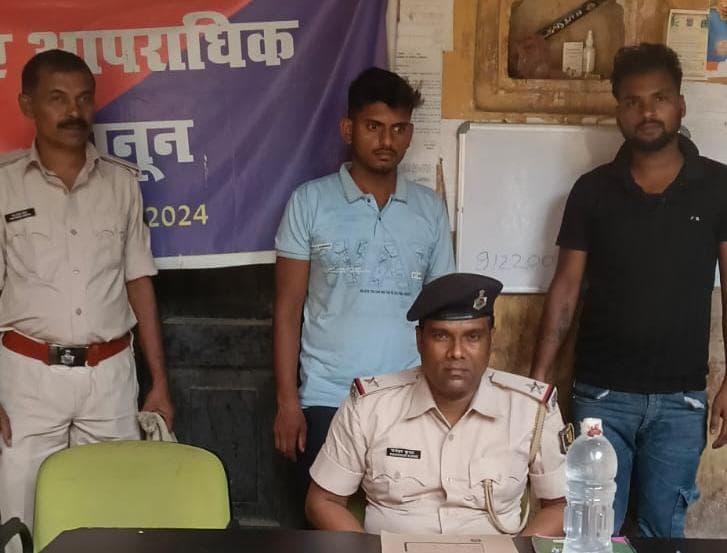 किऊल स्टेशन के पास से शराब के साथ तस्कर गिरफ्तार