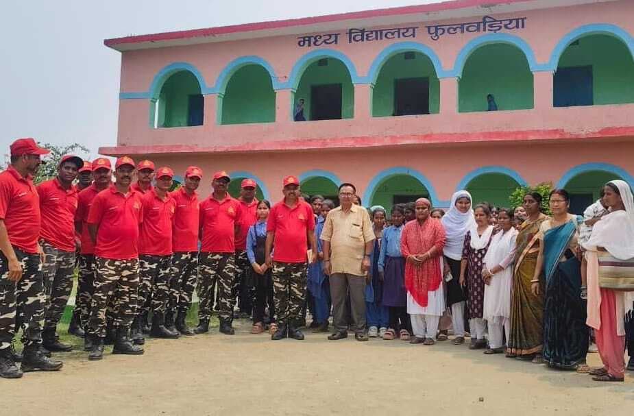 भूकंप हो धैर्य रखें व खाली स्थानों या मजबूत फर्नीचर के नीचे जायें