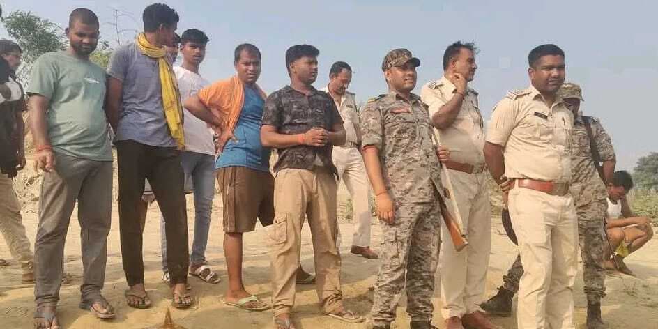 युवती की हत्या कर शव को गंगा किनारे फेंका, पुलिस ने किया बरामद