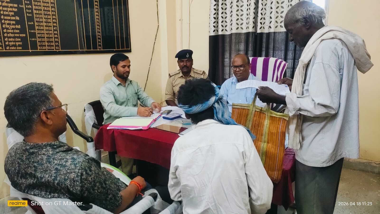 जनता दरबार में भूमि विवाद के चार मामलों का निष्पादन