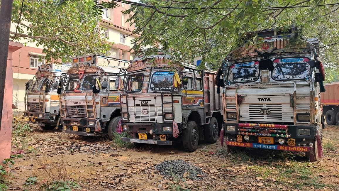 अवैध रूप से पत्थर लदे छह ट्रक को खनन विभाग ने किया जब्त, 53 लाख लगाया जुर्माना