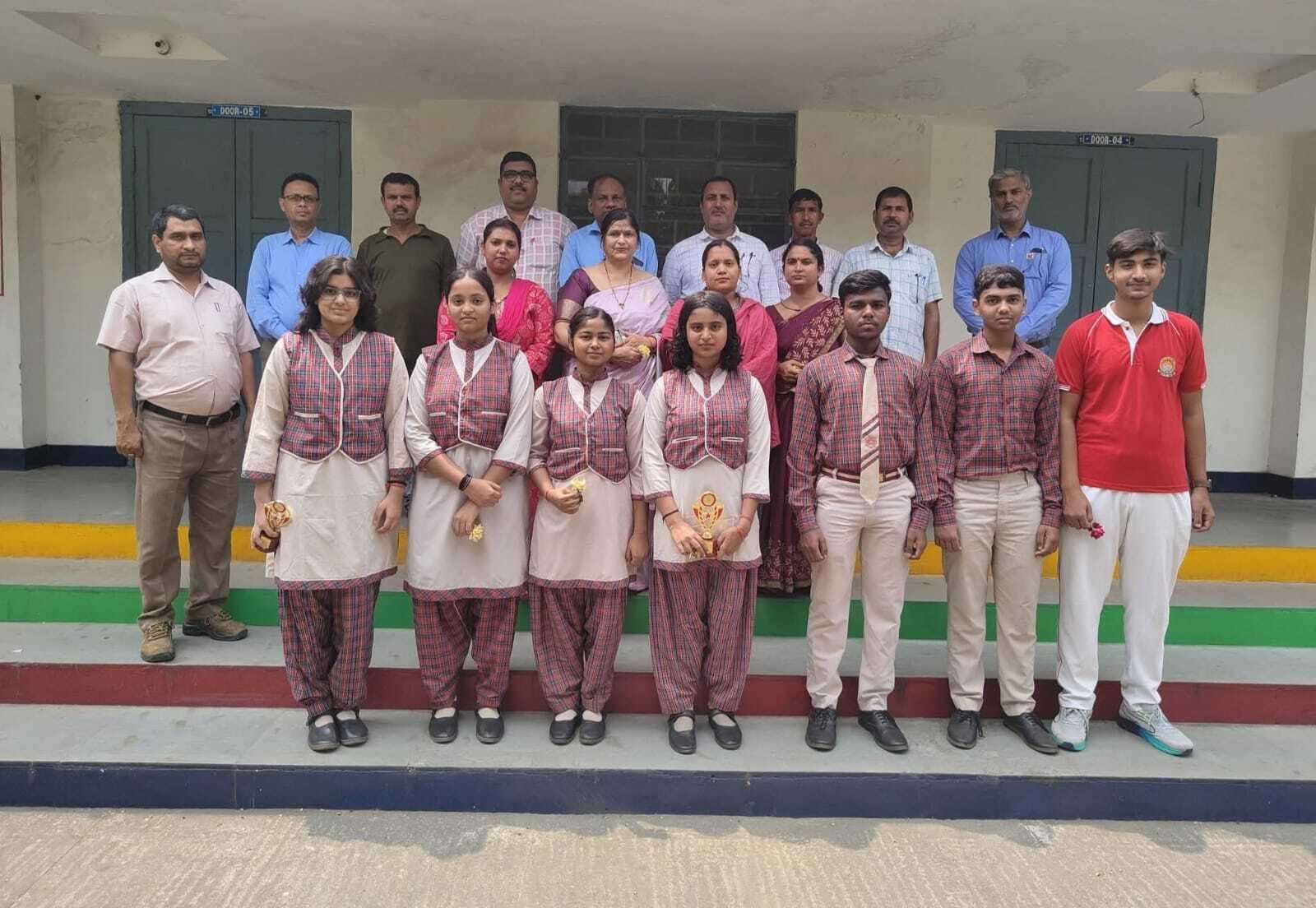 सीबीएसई 10वीं में टॉप करने वाले छात्रों को मिला पुरस्कार