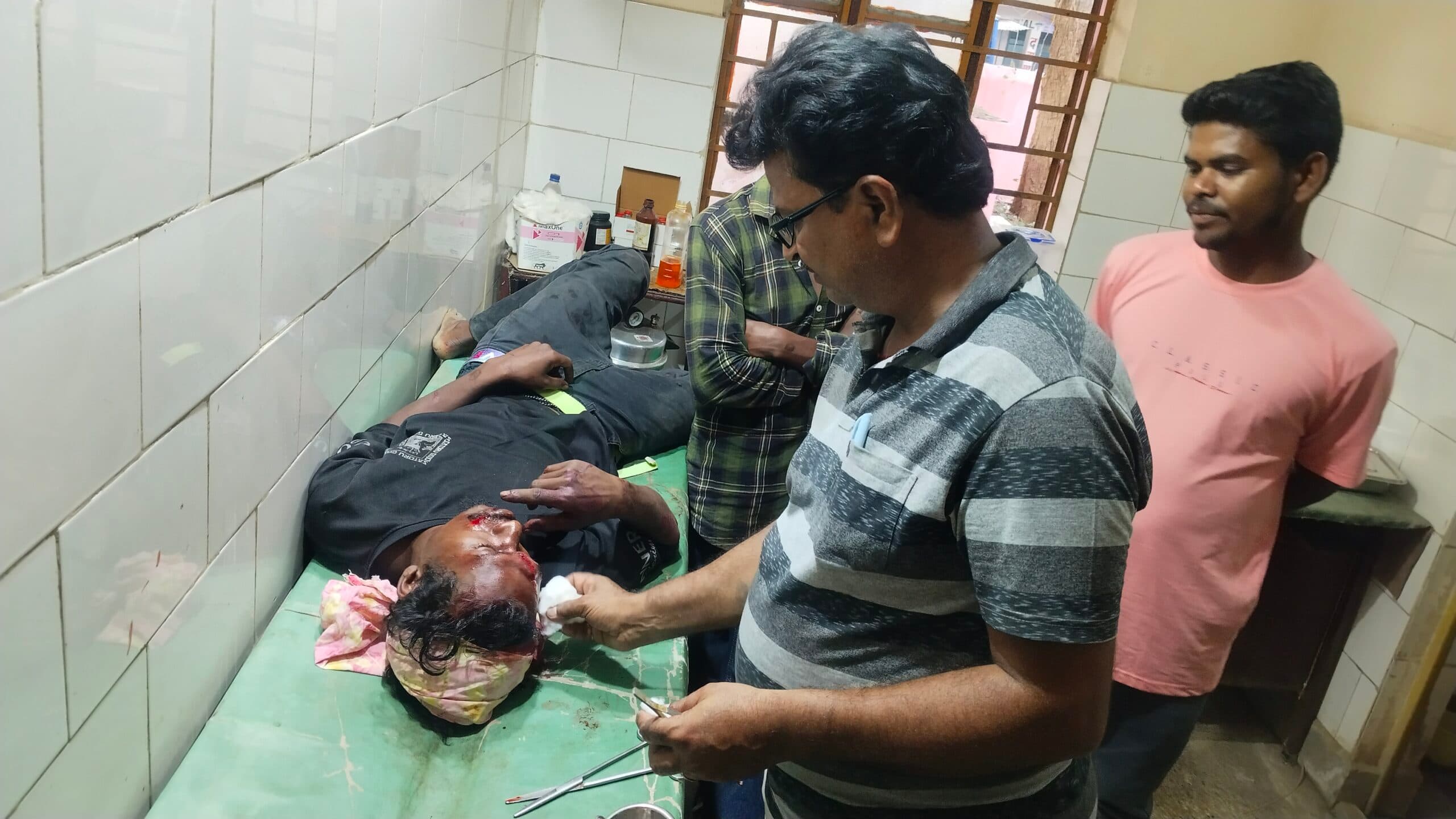 मोहडार गांव में बाइक से गिरकर युवक जख्मी