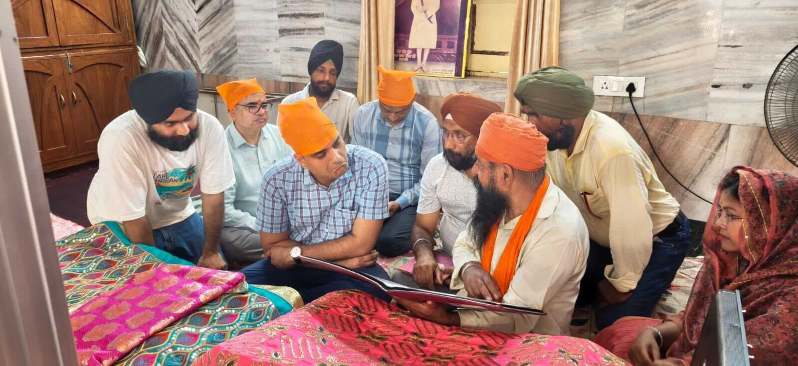 बरारी पहुंचे डीएम ने सिख गुरु का जाना इतिहास, हुए सम्मानित