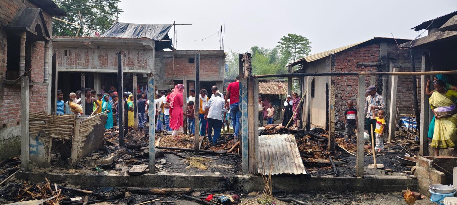 फाड़ाबाड़ी गांव में अगलगी, चार घर जलकर राख