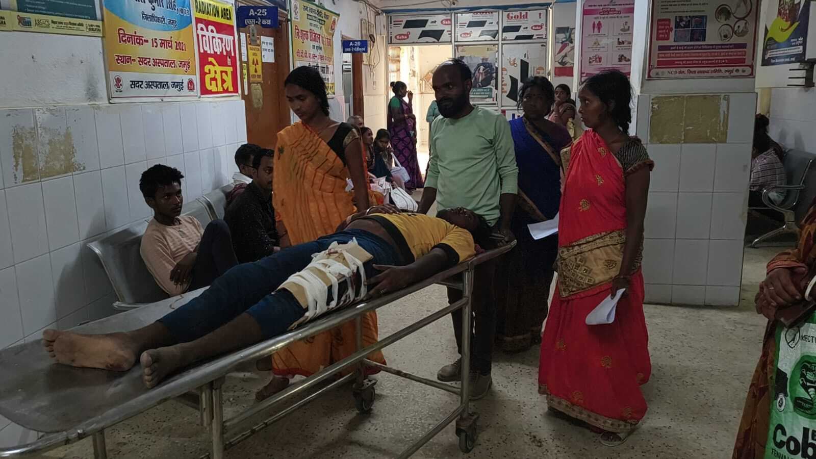 आढ़ा पुल पर जेसीबी से टकरायी बाइक, सवार दो युवक घायल