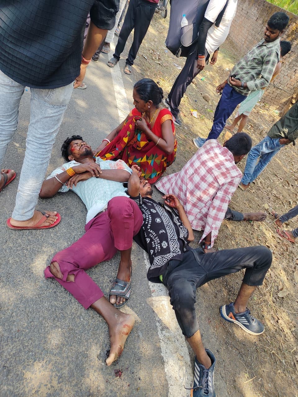 Giridih News :दुर्घटना में बाइक सवार तीन युवक जख्मी