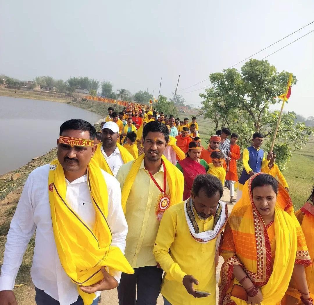 Giridih News :मां दुर्गा मंदिर प्राण प्रतिष्ठा को ले निकली कलश यात्रा