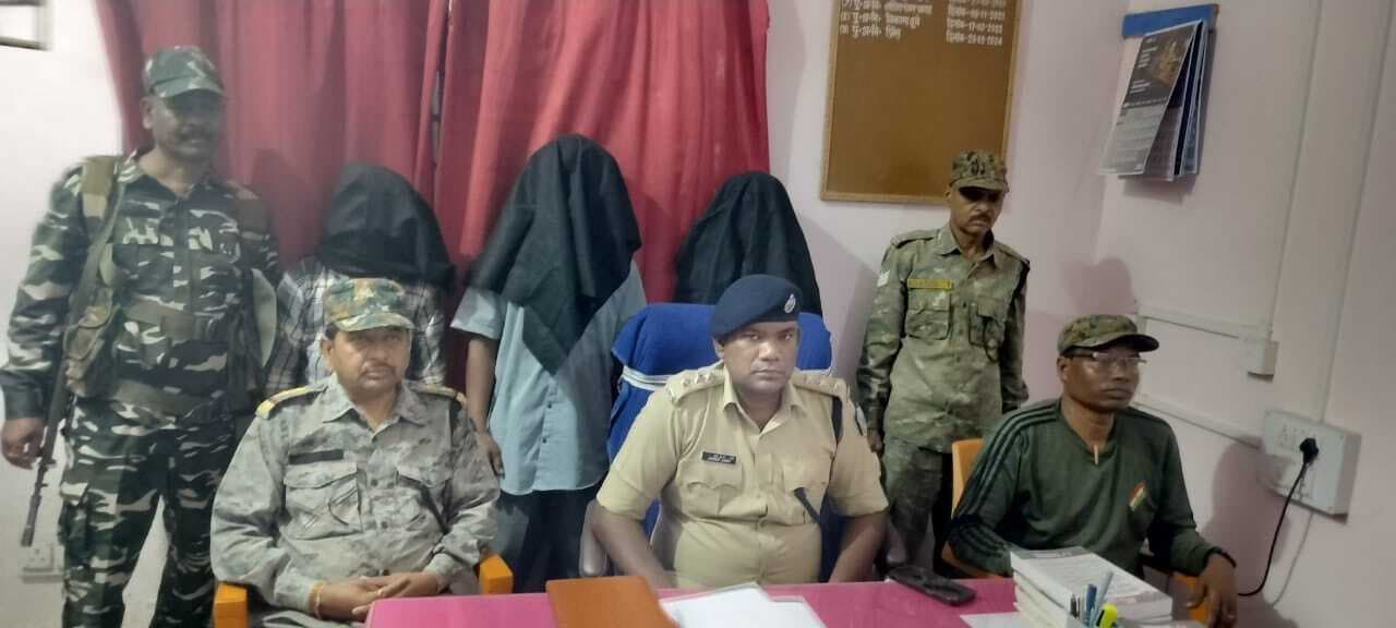 Chaibasa News : पहले गमछा से गला घोंटा, फिर चाकू से गर्दन रेत जला दिया था शव