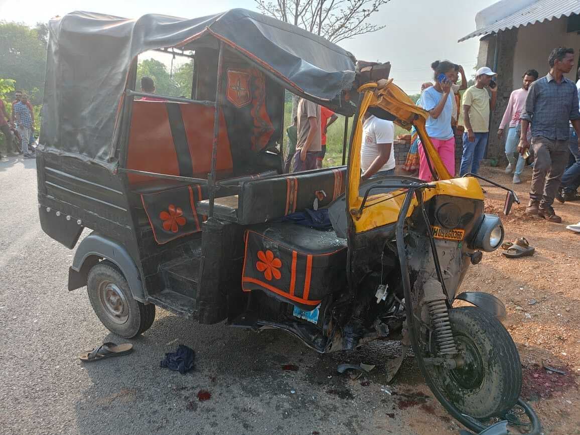 East Singhbhum News : राजदोहा गांव के पास टेंपो और बाइक में सीधी भिड़ंत, 5 गंभीर