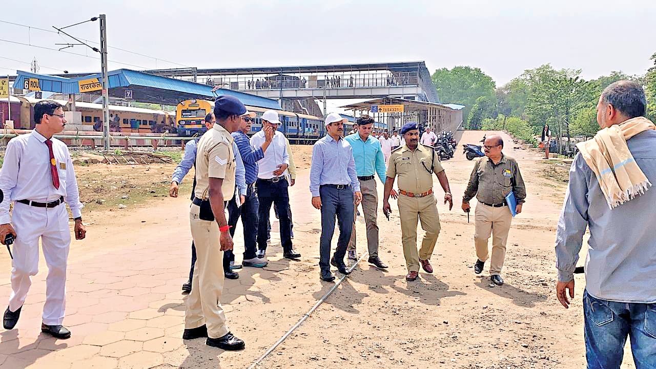 Rourkela News: जीएम ने राउरकेला स्टेशन के पास रेलवे की जमीन पर अतिक्रमण का लिया जायजा