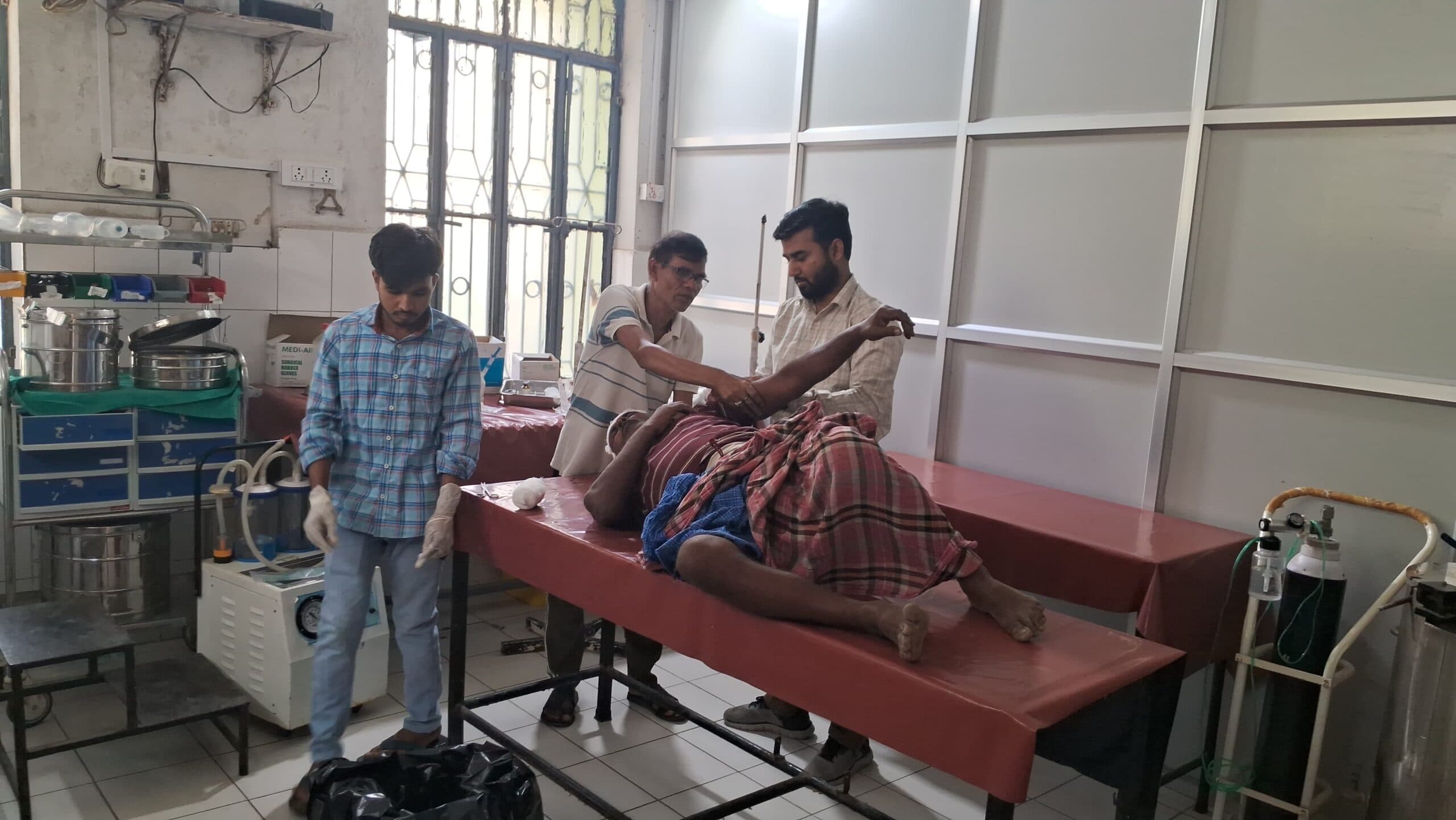 खेत में मवेशी चराने से मना करने पर खूनी संघर्ष, महिलाओं समेत छह घायल