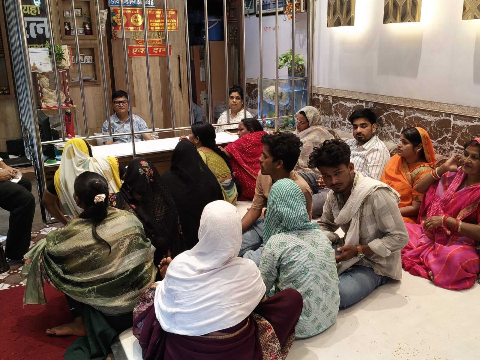 अक्षय तृतीया पर आभूषण व कपड़ा बाजार रहा गुलजार, खरीदार भी रहे उत्साहित