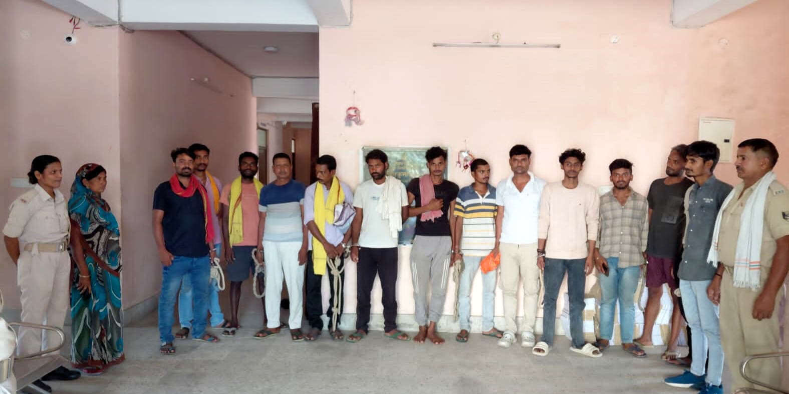 शराब के महिला तस्कर व 14 शराबी गिरफ्तार