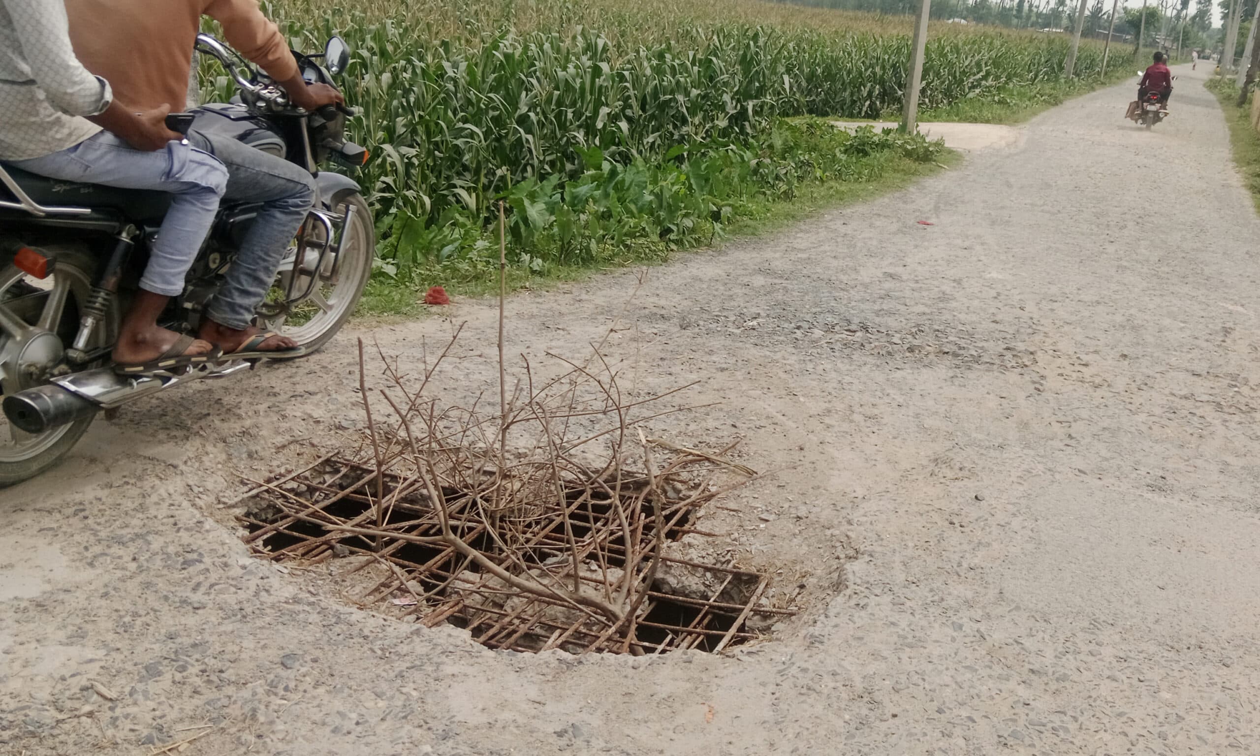 बनेली बाजार सड़क पुल टूटने से आवागमन हुआ मुश्किल