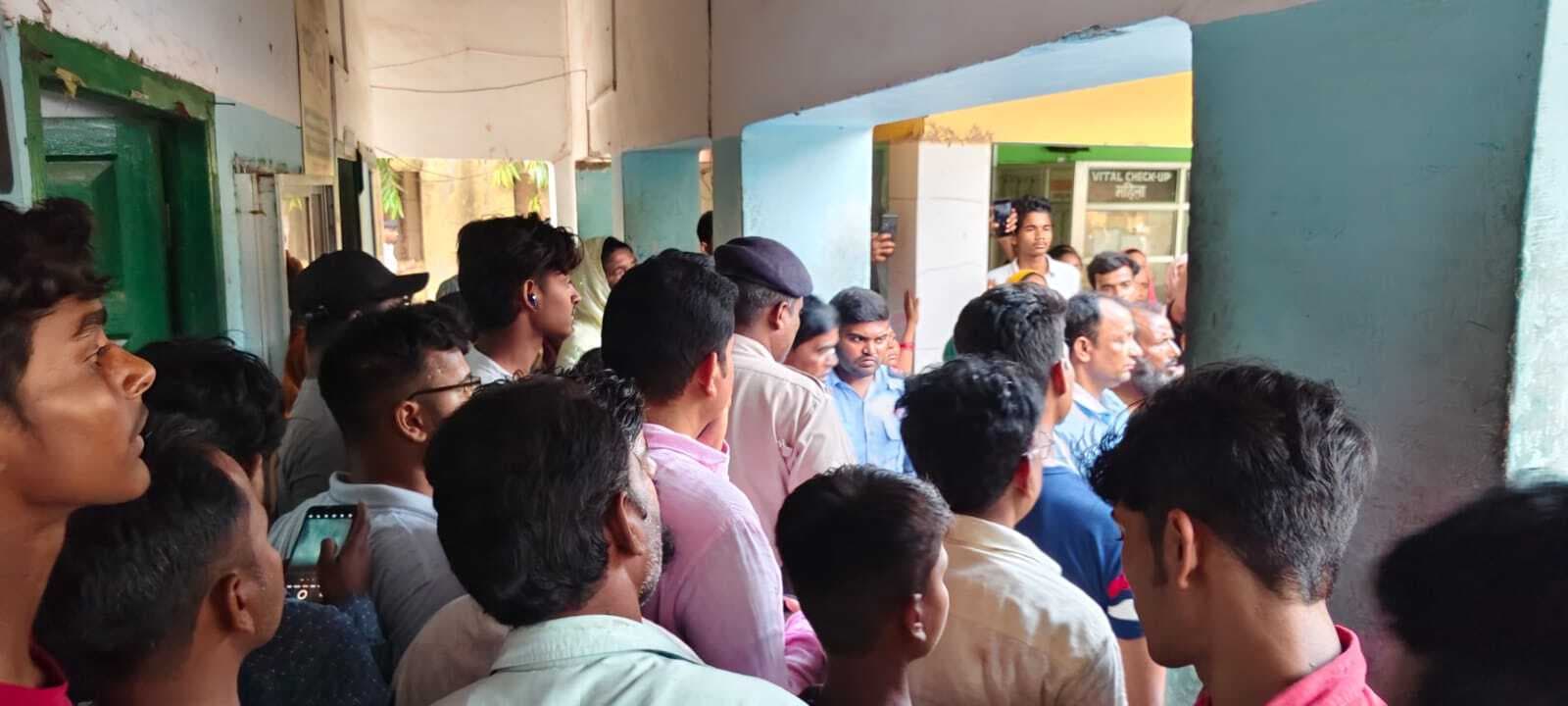 रील बनाने को लेकर मालगाड़ी के डब्बे पर चढ़ा युवक, विद्युत स्पर्शाघात से झुलसा