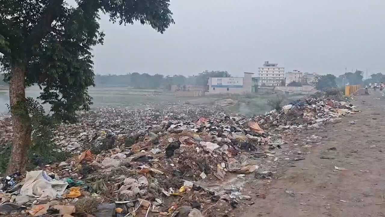 मधेपुरा में नेशनल हाइवे के ठीक किनारे कचरे का अंबार: नगर परिषद की ””अस्थायी”” व्यवस्था से जनता बेहाल, प्रशासन बेपरवाह