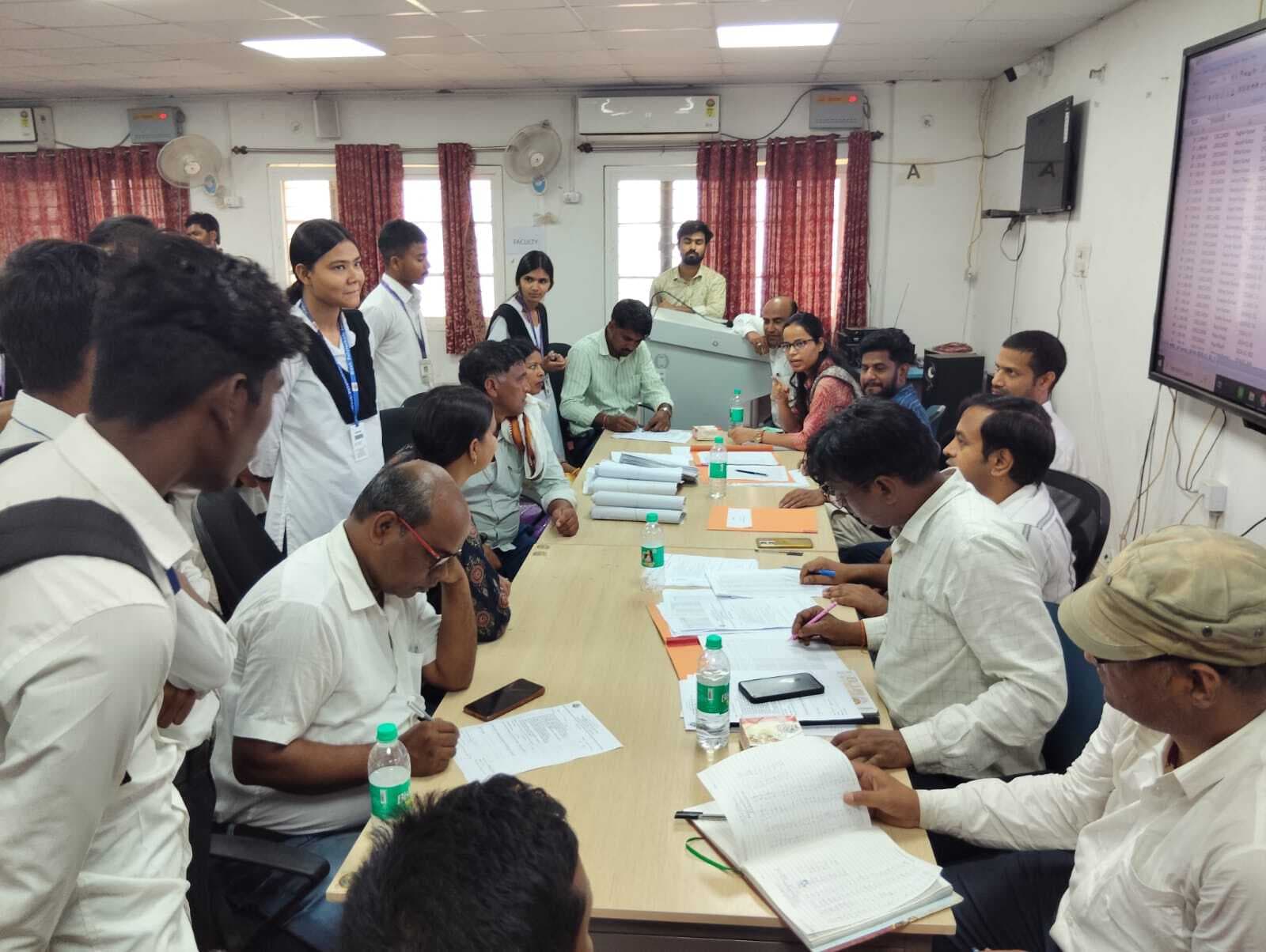 छात्रों की शैक्षणिक प्रगति, अनुशासन, उपस्थिति व हॉस्टल की समस्याओं पर चर्चा