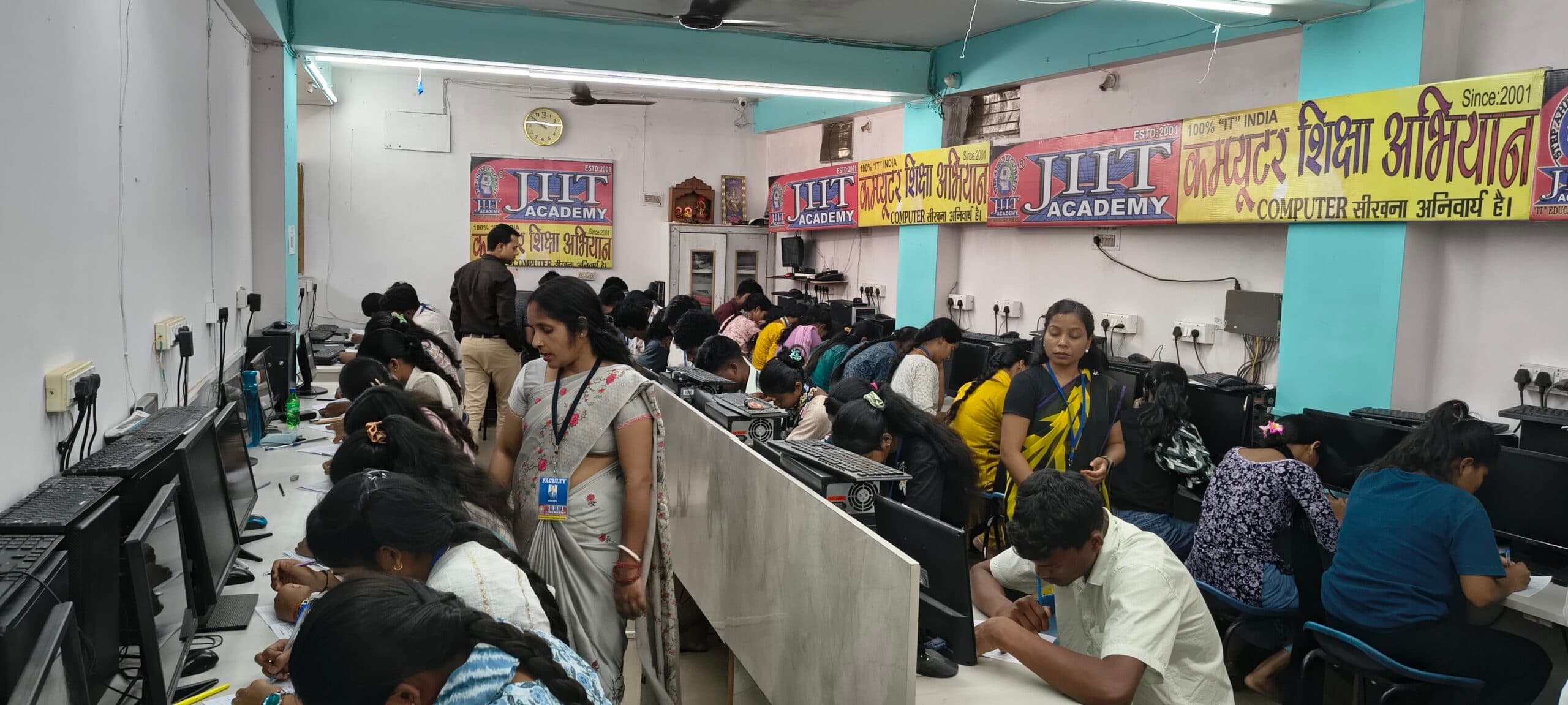 कंप्यूटर कोर्स पूरा करने वालों की ली गयी दक्षता परीक्षा