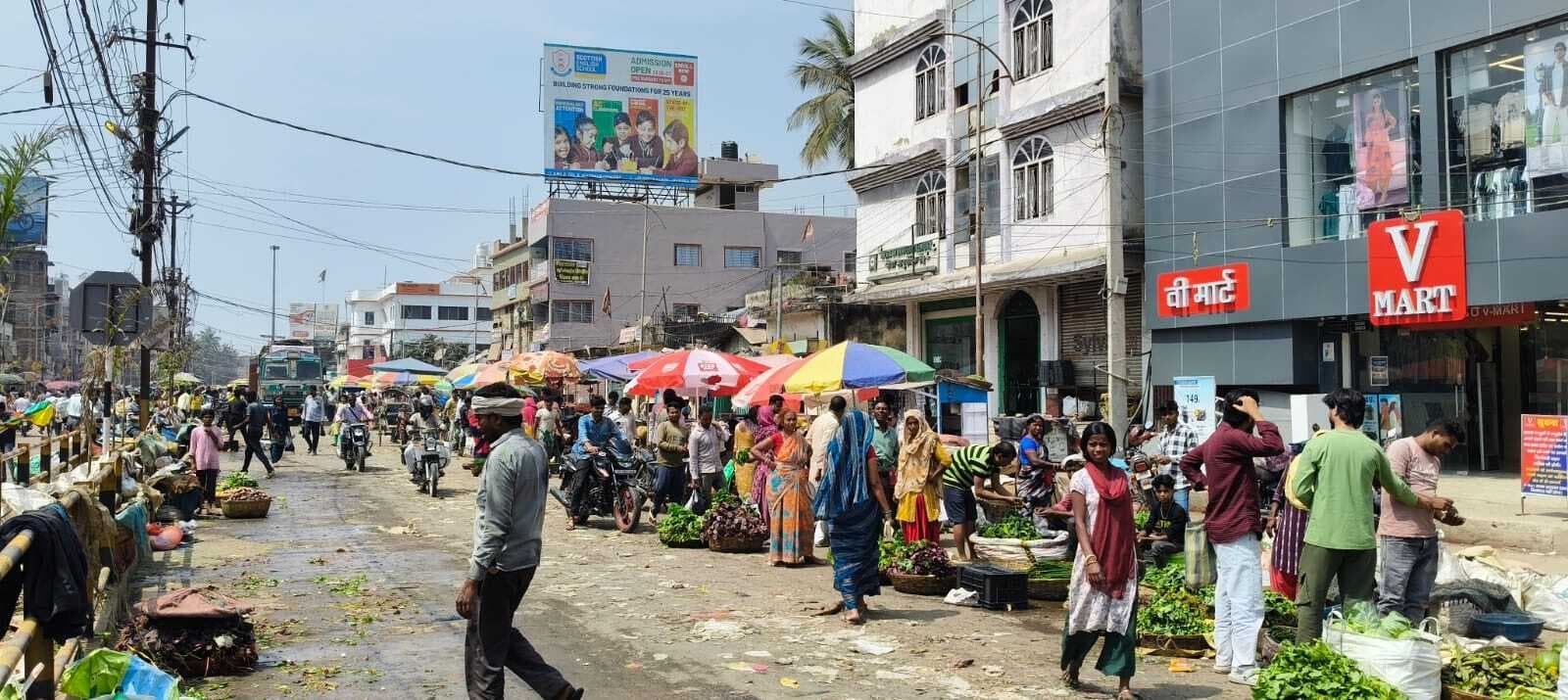 शहर का न्यू मार्केट की 70 फीट चौड़ी सड़क पर अतिक्रमणकारियों का कब्जा