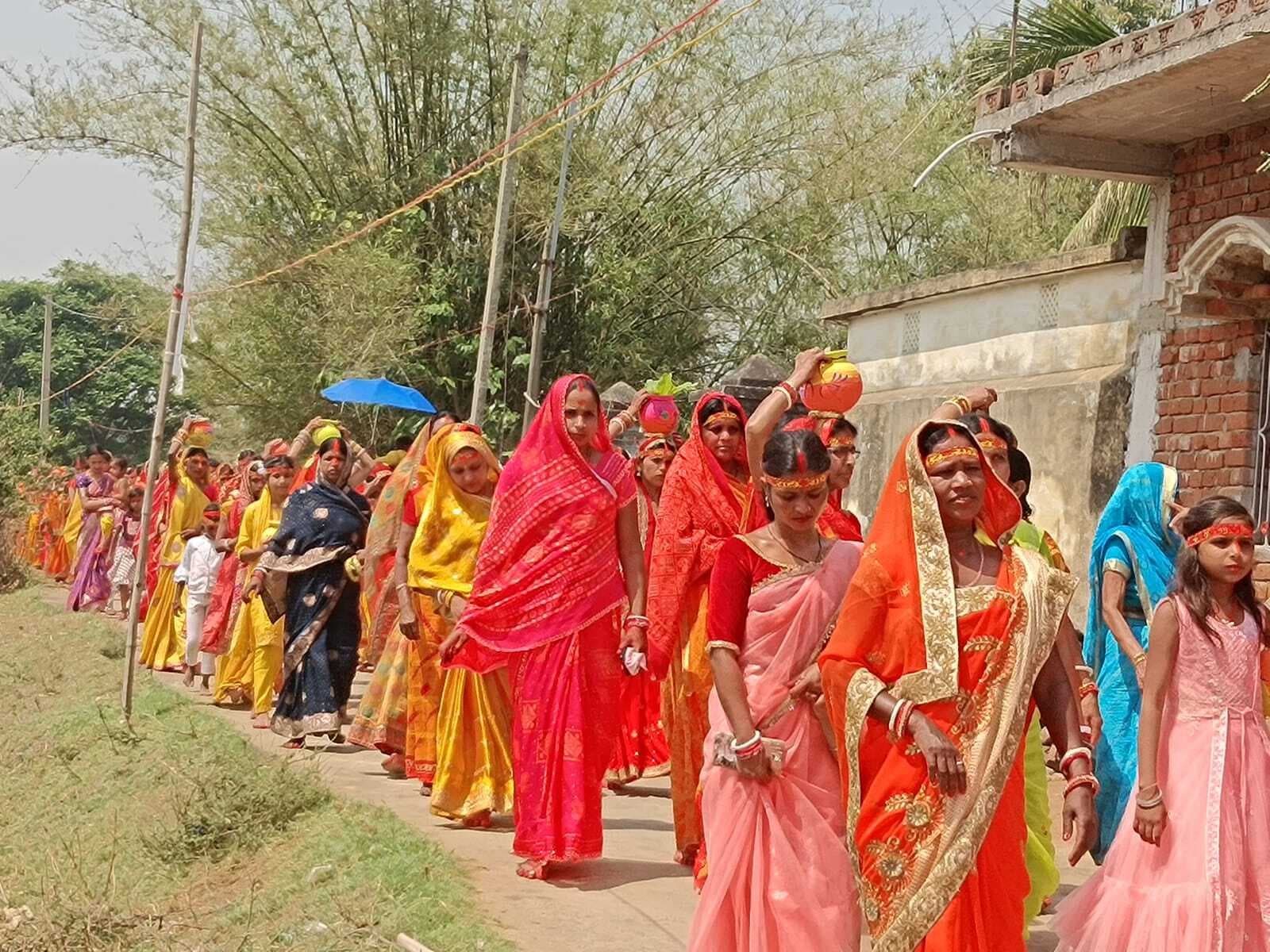 भक्ति में डूबा पंडुवा, अजय तट से निकली भव्य कलश यात्रा