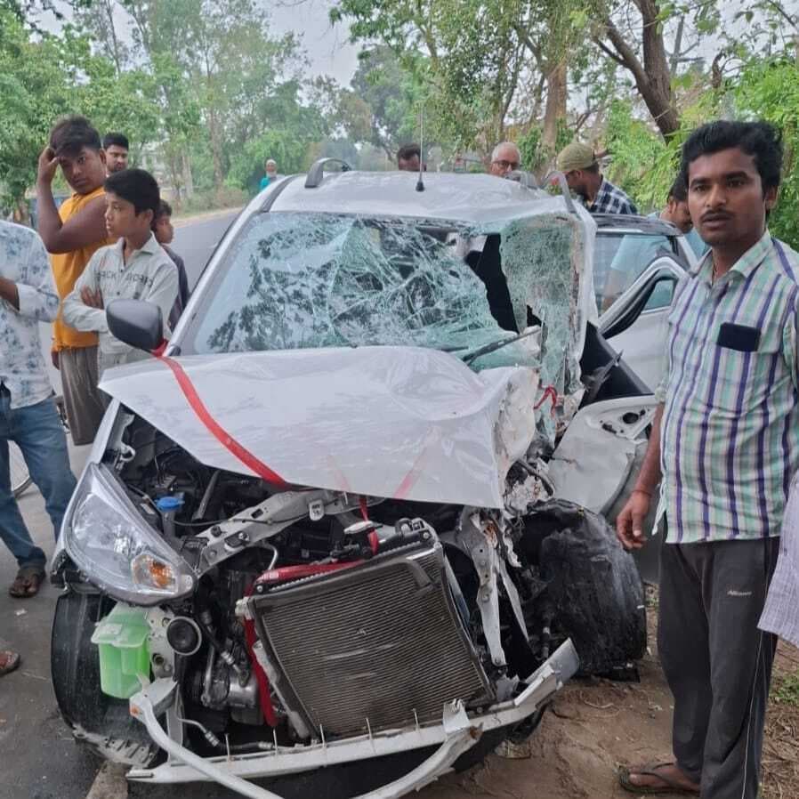 पेड़ से टकरायी कार, चार लोग घायल