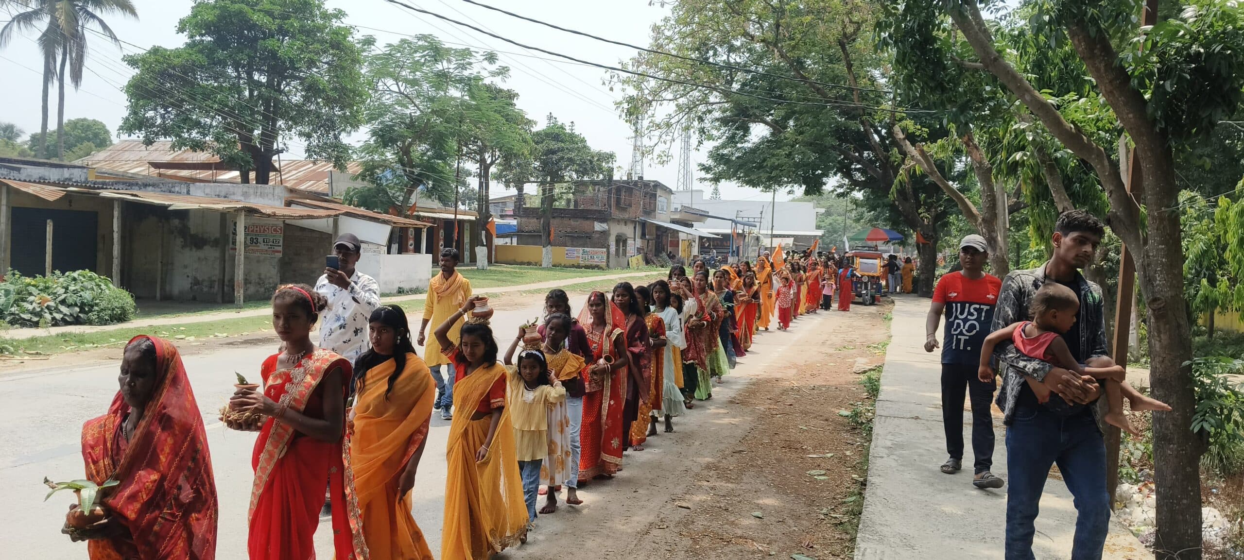 हरिनाम संकीर्तन को निकाली कलश शोभायात्रा