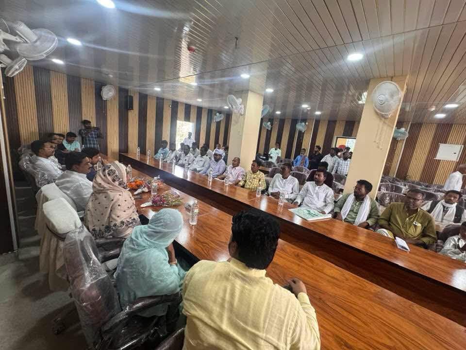 महिला जनप्रतिनिधियों की जगह पति-पुत्रों की मौजूदगी, पंस की बैठक में उठे सवाल