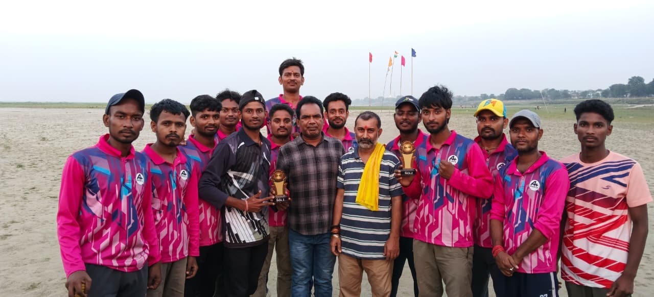 सेमीफाइनल में घोरघट हीरोज ने ब्लू पैंथर को छह विकेट से पराजित कर फाइनल में बनायी जगह