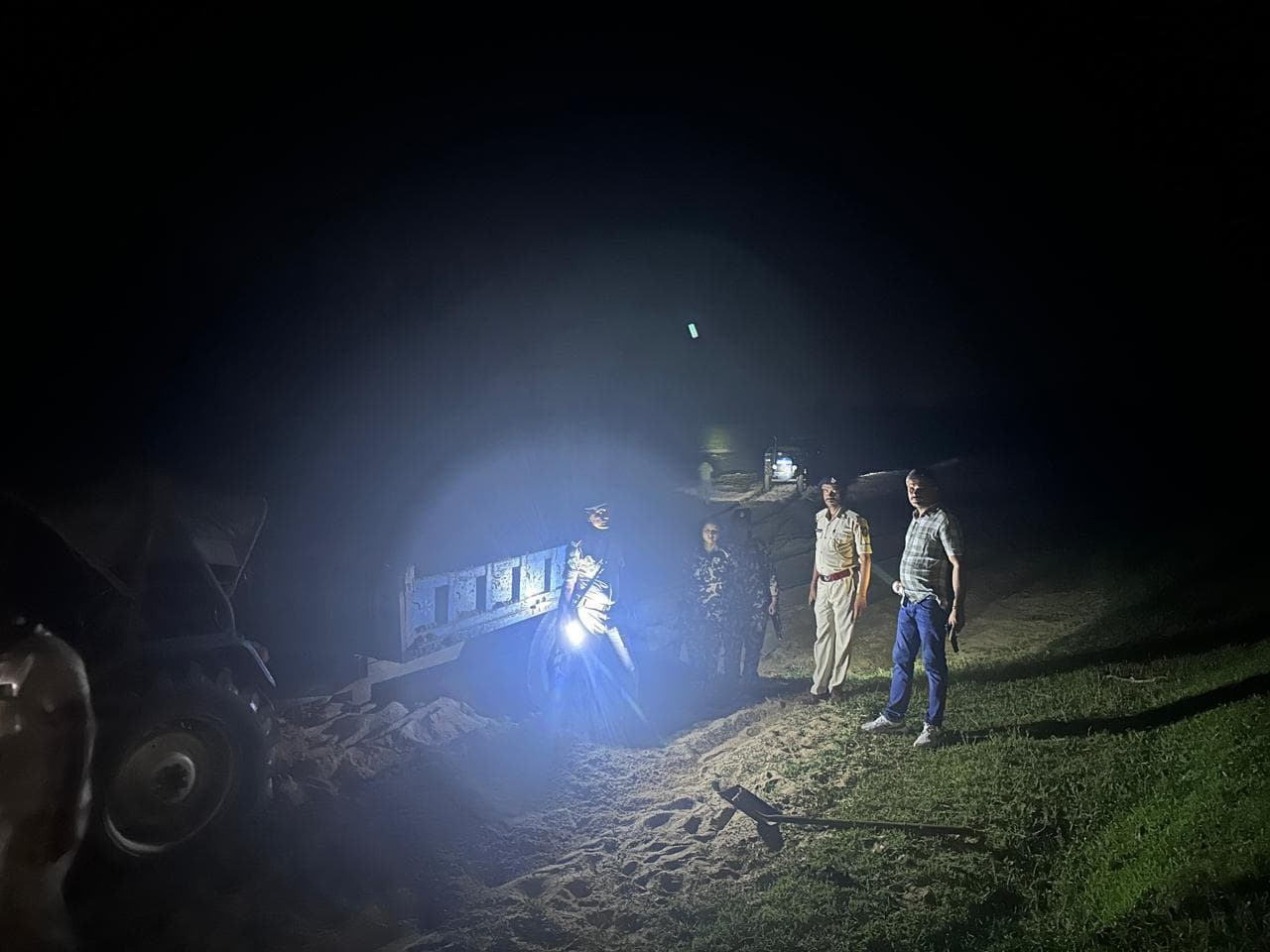 सुईया के ढकना घाट से बालू लदा तीन ट्रैक्टर जब्त