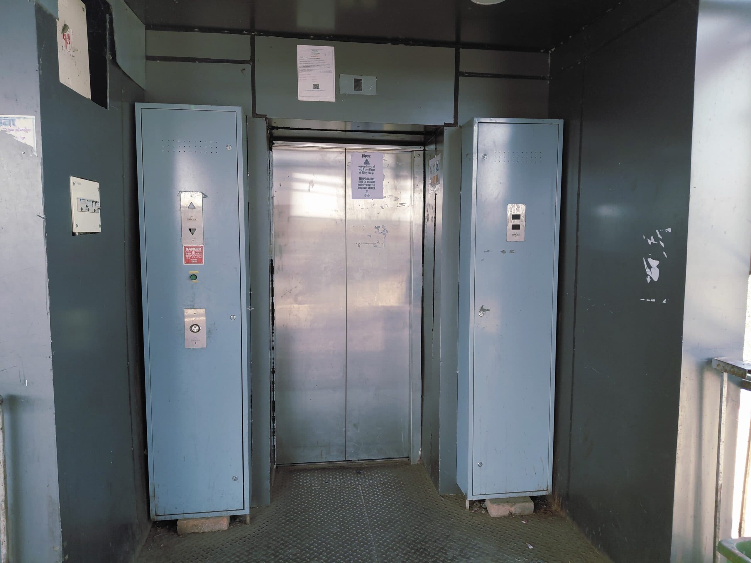 24 घंटे से बंद पड़ी है जमालपुर स्टेशन के प्लेटफार्म संख्या दो की लिफ्ट