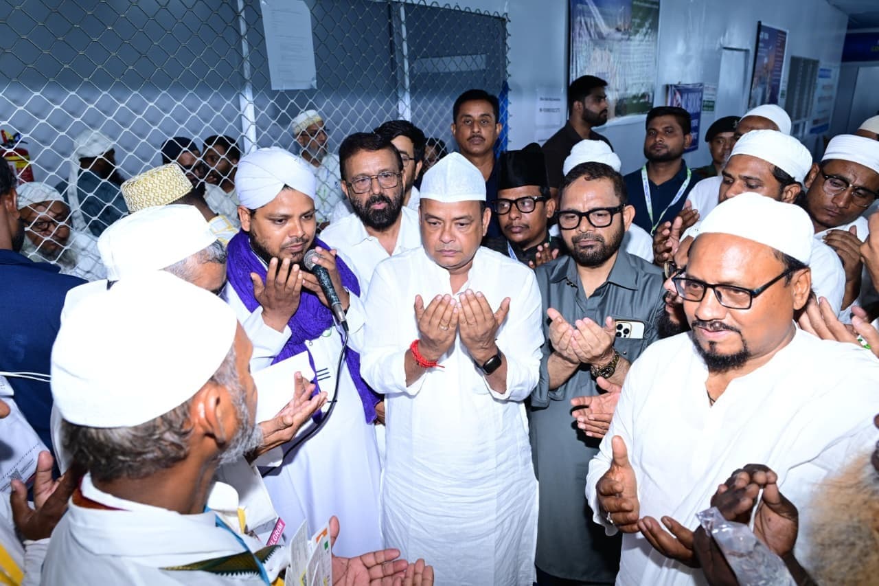 स्वास्थ्य मंत्री ने हज यात्रियों को कोलकाता से किया रवाना