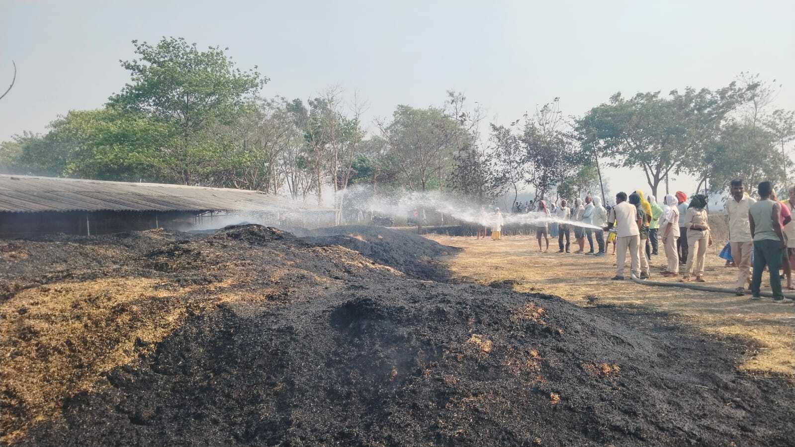 समाहुता गांव के पास पराली में लगी भीषण आग, ट्रेनें रोकी गयीं, लाखों का नुकसान
