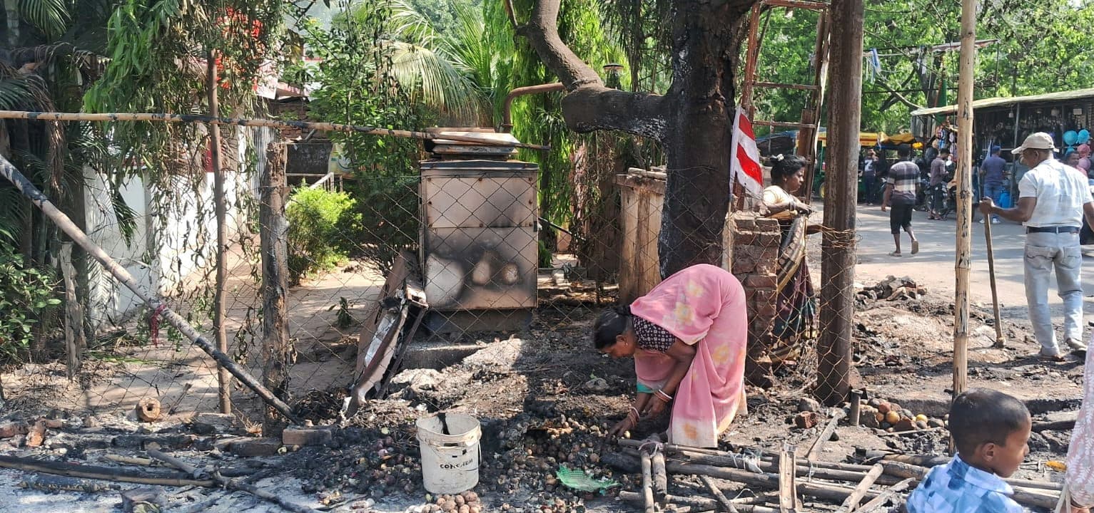 आग से डाकघर का जेनरेटर व फुटपाथ की तीन दुकानें जली