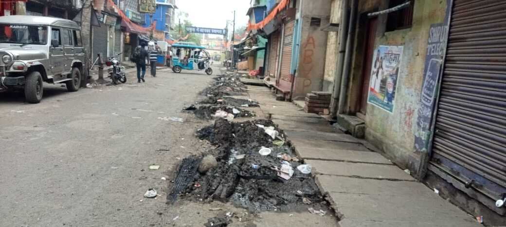 नप ने नाली सफाई के बाद कचरा सड़क छोड़ा, लोग परेशान